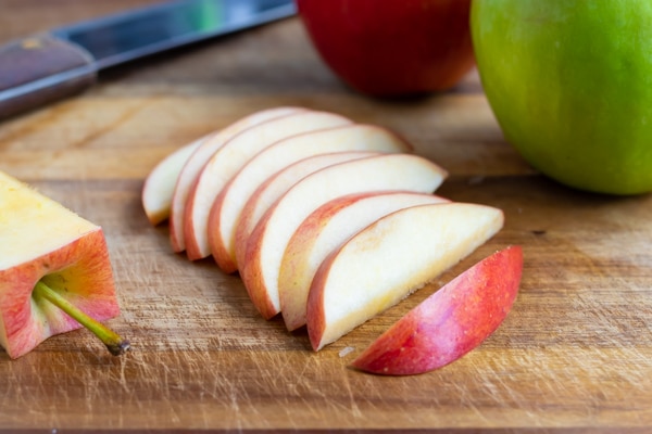 how-to-cut-an-apple-the-best-way-evolving-table