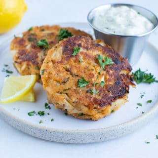 Maryland-Style Crab Cakes Recipe - Evolving Table