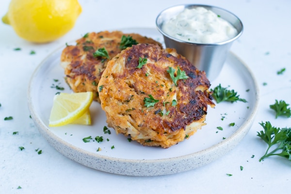 Maryland-Style Crab Cakes Recipe - Evolving Table