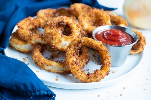 https://www.evolvingtable.com/wp-content/uploads/2021/01/Air-Fryer-Onion-Rings-21.jpg