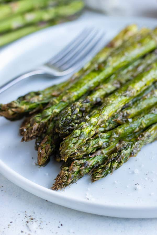 Air Fryer Asparagus Recipe (Ready in 10 Minutes!) - Evolving Table