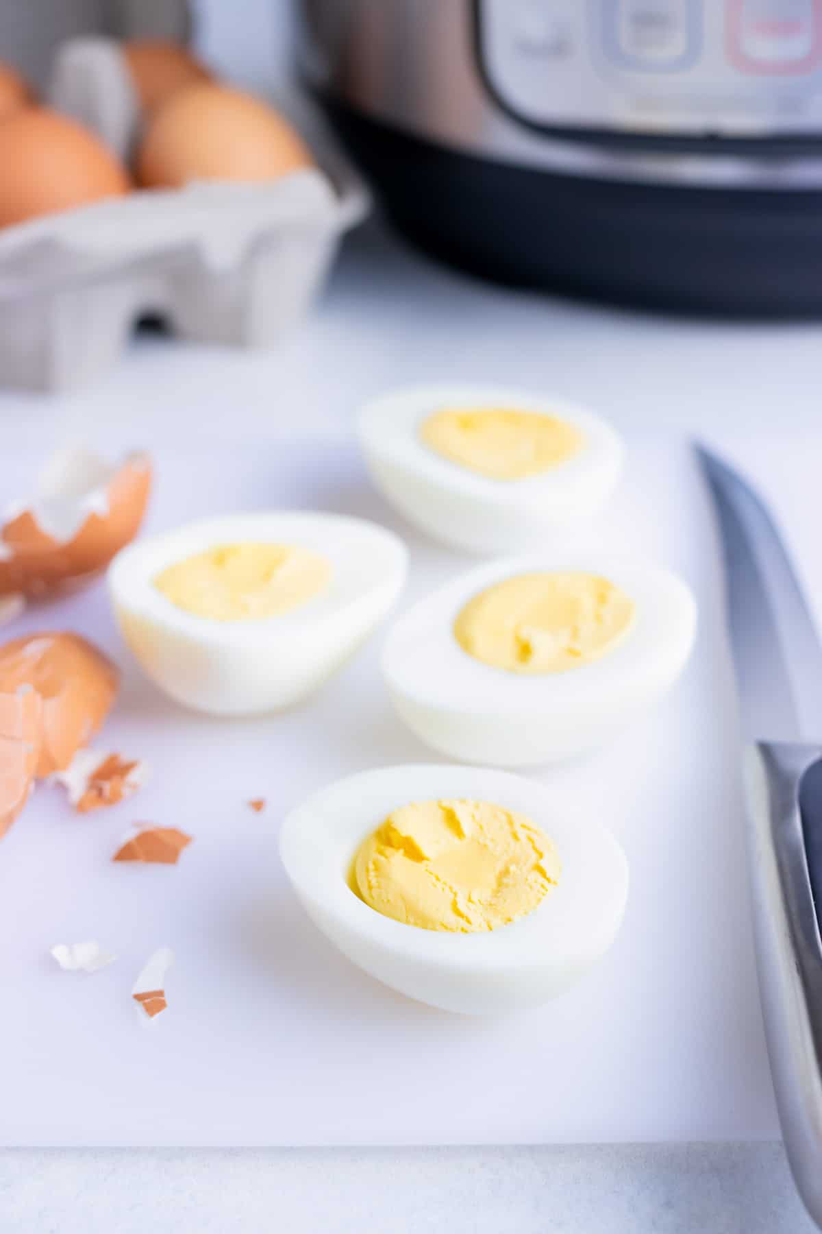 https://www.evolvingtable.com/wp-content/uploads/2022/02/Instant-Pot-Hard-Boiled-Eggs-14.jpg
