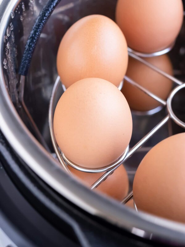 https://www.evolvingtable.com/wp-content/uploads/2022/02/Instant-Pot-Hard-Boiled-Eggs-6-600x800.jpg