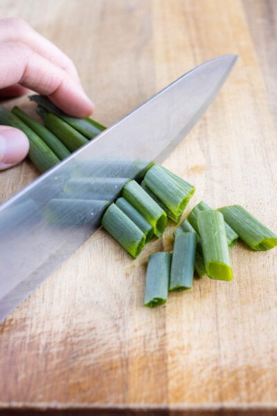 How to Cut Green Onions (5 Easy Steps!) - Evolving Table