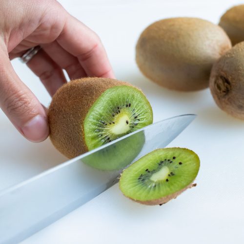 2 Ways to Peel and Cut Kiwi Fruit