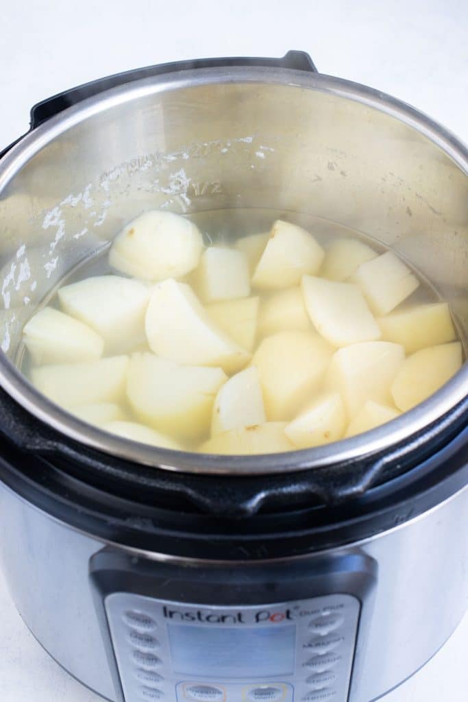 Instant Pot Garlic Mashed Potatoes - Evolving Table