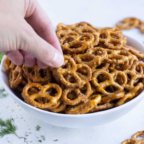 Best Ranch Seasoned Pretzels Recipe - Evolving Table