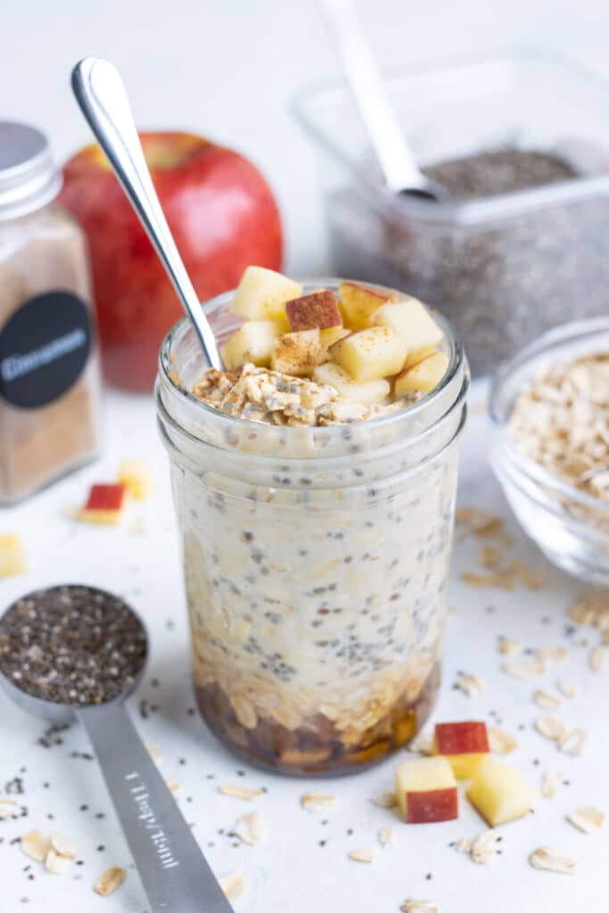 Apple Cinnamon Overnight Oats - Evolving Table