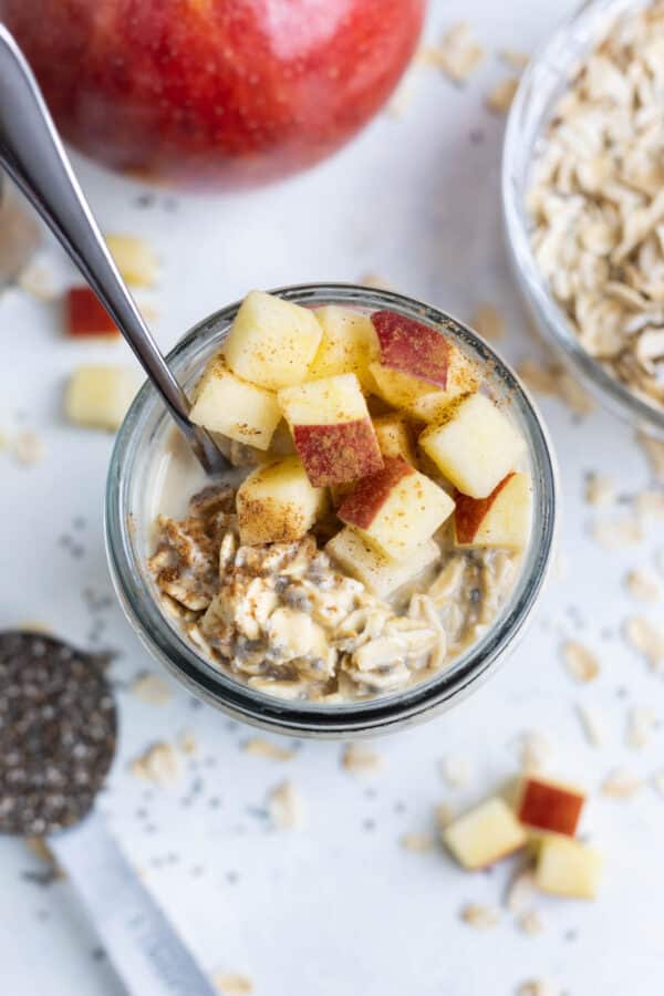 Apple Cinnamon Overnight Oats - Evolving Table