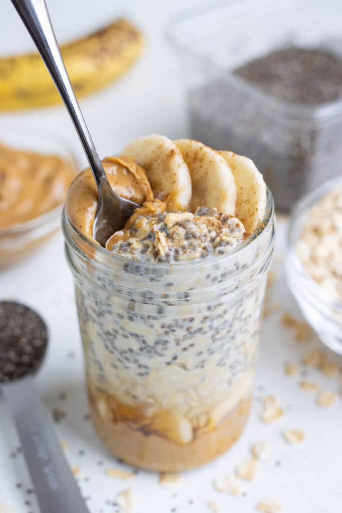 Peanut Butter Banana Overnight Oats - Evolving Table