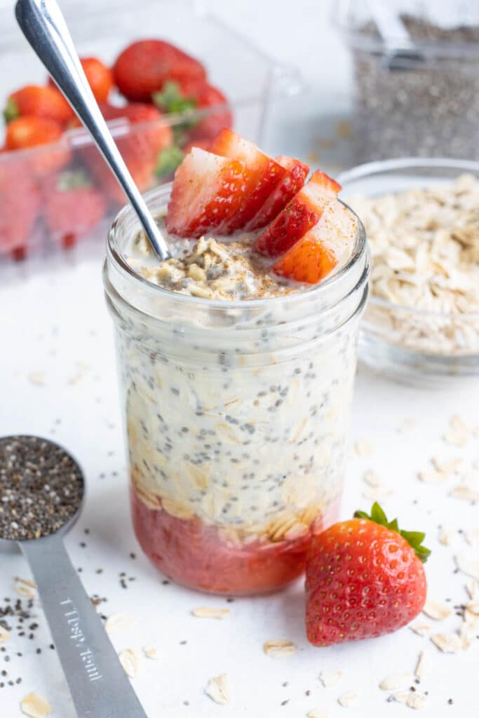 Strawberry Overnight Oats - Evolving Table