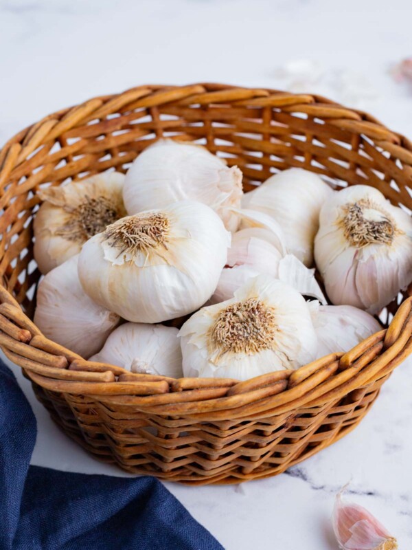How to Freeze Garlic (Cloves or Paste) - Evolving Table