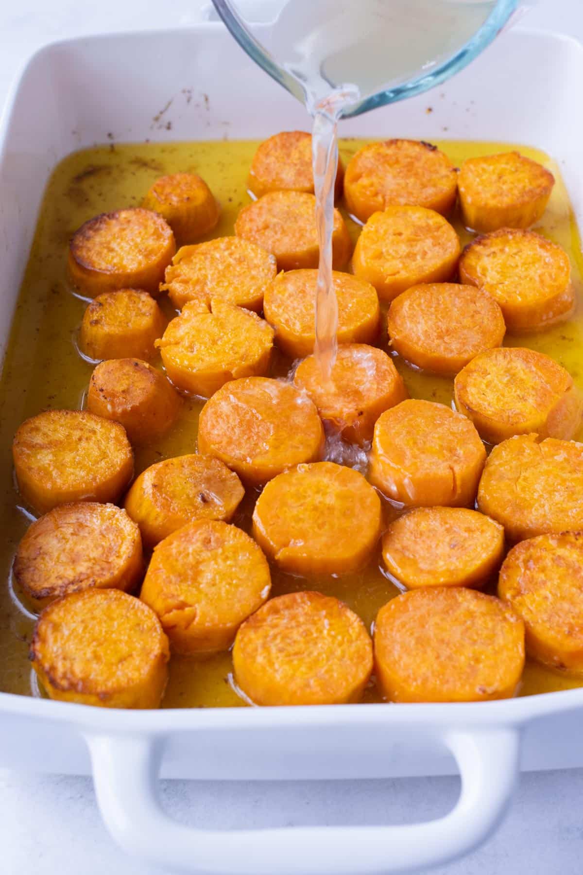 Sweet potatoes are baked in the oven.